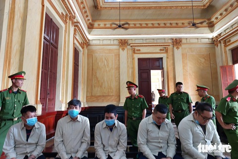 Mua vũ khí để 'phòng thân', người đàn ông 75 tuổi lãnh án tù- Ảnh 1. Từ trái qua phải: Bị cáo Phạm Quốc Danh, Nguyễn Thanh Tùng, Trương Văn Toàn, Hoàng Đình Thuật, Nguyễn Thành Đạt tại tòa - Ảnh: ĐÌNH KHẢI