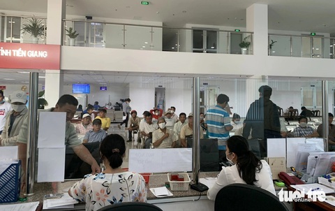 Tiền Giang cấp, đổi giấy phép lái xe trở lại từ 1-8- Ảnh 1. Người dân làm giấy phép lái xe tại Trung tâm phục vụ hành chính công tỉnh Tiền Giang - Ảnh: HOÀI THƯƠNG