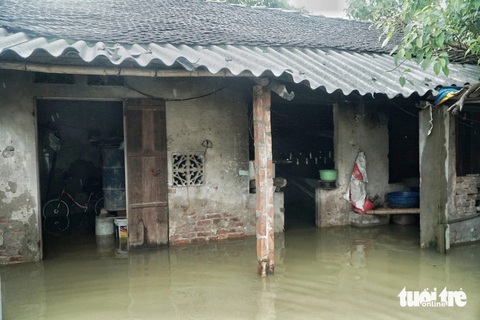 Bí thư Hà Nội: Huyện Chương Mỹ có thể ngập lụt hơn nửa tháng, yêu cầu sơ tán dân- Ảnh 3. Nước ngập sâu, người dân bỏ lại nhà cửa, tài sản đi sơ tán - Ảnh: PHẠM TUẤN