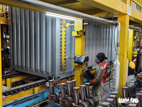 Hãng tàu Đức mua 2.000 container 'Made in Vietnam'- Ảnh 2. Công nhân tại nhà máy sản xuất container đang trong quá trình hoàn thiện sản xuất vỏ container - Ảnh: CÔNG TRUNG