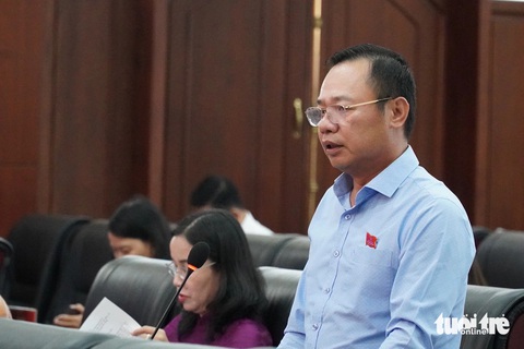 Vì sao doanh nghiệp 'ngại' nhận chính sách hỗ trợ từ Nhà nước?- Ảnh 1. Ông Vũ Quang Hùng phản ánh những bức xúc mà doanh nghiệp nêu ra tại hội nghị đối thoại doanh nghiệp mới đây - Ảnh: TRƯỜNG TRUNG