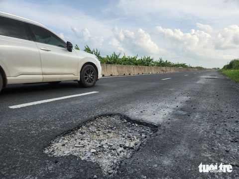 Tuyến Lộ Tẻ - Rạch Sỏi chi chít ổ voi, ổ gà gây bức xúc người đi đường- Ảnh 1. Một ổ gà có bán kính hơn 1 gang tay trên tuyến Lộ Tẻ - Rạch Sỏi, đoạn TP Cần Thơ - Ảnh: BỬU ĐẤU