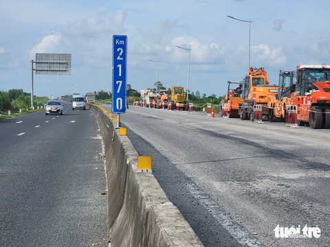 Tuyến Lộ Tẻ - Rạch Sỏi chi chít ổ voi, ổ gà gây bức xúc người đi đường- Ảnh 3. Lãnh đạo Ban quản lý dự án Mỹ Thuận cho biết nhà thầu thi công giai đoạn 2 tuyến Lộ Tẻ - Rạch Sỏi đã bắt tay vào thực hiện từ 10-6 nhưng máy móc vẫn còn ngổn ngang - Ảnh: BỬU ĐẤU