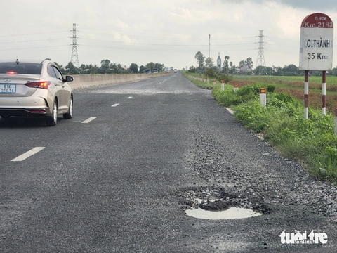 Tuyến Lộ Tẻ - Rạch Sỏi chi chít ổ voi, ổ gà gây bức xúc người đi đường- Ảnh 4. Cận cảnh ổ gà đọng nước mưa trên tuyến Lộ Tẻ - Rạch Sỏi, đoạn tỉnh Kiên Giang - Ảnh: BỬU ĐẤU