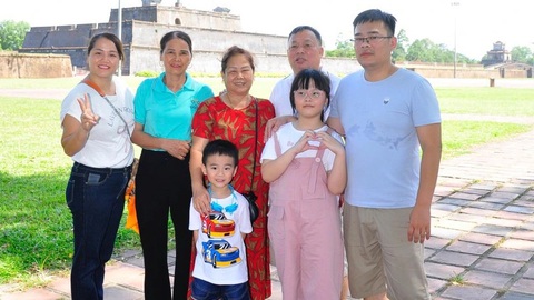 Mẹ chồng - nàng dâu thời nay - Kỳ 3: Gái quê lên phố làm dâu hiếu thảo- Ảnh 2. Gia đình Hằng bên nội, ngoại hay có những chuyến đi chơi vui vẻ cùng nhau - Ảnh: TÂM LÊ