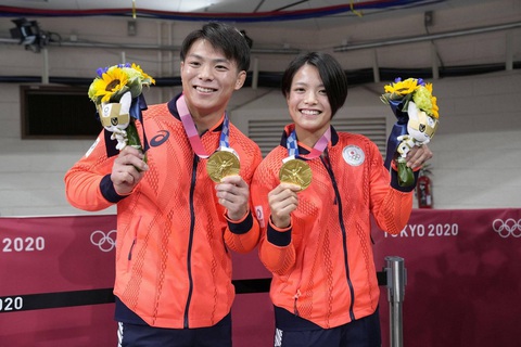 Anh em nhà Abe không thể tái lập kỳ tích tại Olympic 2024- Ảnh 2. Hifumi Abe và Uta Abe (Nhật Bản) cùng giành HCV ở Olympic Tokyo 2020 - Ảnh: KYODO