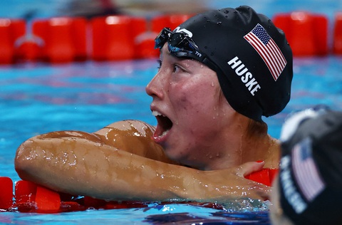 Cảm xúc của Torri Huske khi biết mình vượt qua Gretchen Walsh để giành HCV - Ảnh: REUTERS Olympic Paris 2024 ngày 28-7: Nhật Bản, Mỹ bứt lên- Ảnh 4.