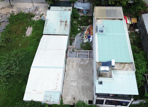 Chính quyền cấp sổ đỏ đất người này chồng trên đất người khác, dân lãnh đủ- Ảnh 3. 3 lô đất liền kề bị chính quyền thành phố cấp sổ đỏ đất người này chồng lên đất của người kia - Ảnh: LÊ TRUNG