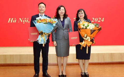 Điều động, bổ nhiệm cấp lãnh đạo tại Ủy ban Chứng khoán- Ảnh 1. Bà Vũ Thị Chân Phương - chủ tịch Ủy ban Chứng khoán (ở giữa) - trao quyết định bổ nhiệm bà Lê Thị Việt Nga và ông Đỗ Anh Vũ - Ảnh: SSC