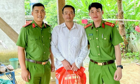 Trung úy Lý A Chánh, Công an xã Pa Khóa và Trung úy Nguyễn Duy Khánh, Công an xã Noong Hẻo, đều huyện Sìn Hồ chụp ảnh với nạn nhân đuối nước - Ảnh: Công an Lai Châu Trung úy Lý A Chánh, Công an xã Pa Khóa và trung úy Nguyễn Duy Khánh, Công an xã Noong Hẻo, đều huyện Sìn Hồ, chụp ảnh với anh Văn Điếng, nạn nhân bị đuối nước - Ảnh: Công an Lai Châu