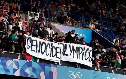 Olympic Paris 2024: Các VĐV Israel bị dọa giết, biểu ngữ chống Israel xuất hiện trên khán đài- Ảnh 3. Tấm biểu ngữ xuất hiện trong trận đấu giữa Israel và Paraguay vào rạng sáng 28-7 - Ảnh: REUTERS