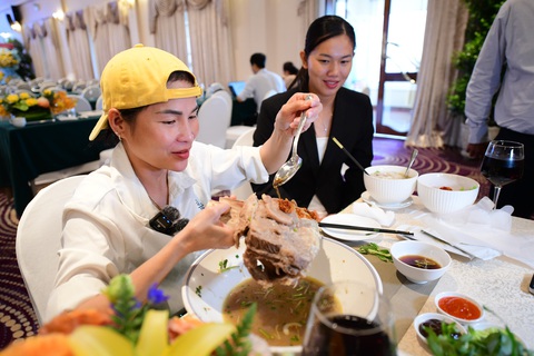 Nga Sumo ăn tô phở khổng lồ tại tiệc buffet - Ảnh: QUANG ĐỊNH Nga Sumo ăn tô phở khổng lồ tại tiệc buffet - Ảnh: QUANG ĐỊNH
