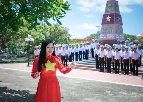 Hình ảnh ca sĩ Khánh Hòa hát trước đảo Trường Sa trong phim - Ảnh: ĐPCC Hơn 1.000 người tham gia bộ phim ca nhạc đặc biệt về Trường Sa- Ảnh 1.