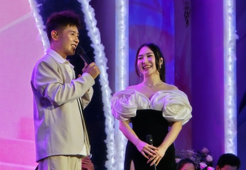 Hương Tràm vui mừng khi tái ngộ và hát cùng Hương Tràm một thời yếu đuối, không dám trở về vì sợ bão dông- Ảnh 4.