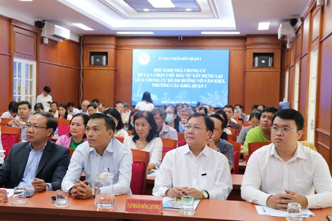 Quận 1 tổ chức hội nghị chọn chủ đầu tư xây dựng mới lô E chung cư 518 Võ Văn Kiệt- Ảnh 2. Toàn cảnh hội nghị - Ảnh: CẨM NƯƠNG
