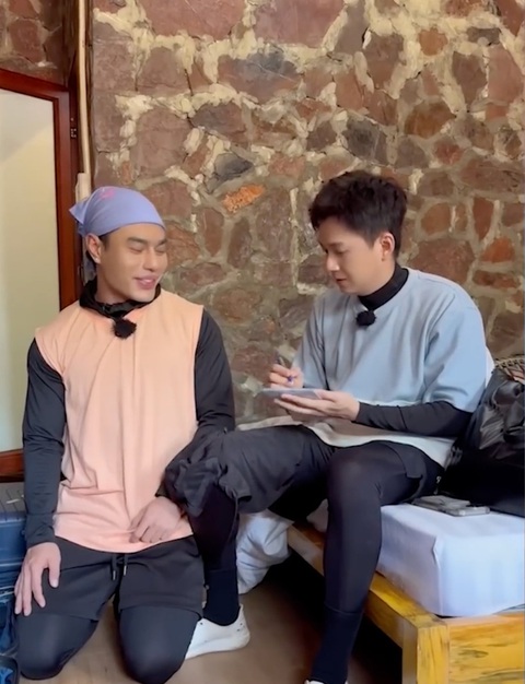 Nghề mới của Lê Dương Bảo Lâm ở '2 ngày 1 đêm'- Ảnh 2. Sơ hở là diễn tiểu phẩm, cây hài Đồng Nai tỏ ra vô cùng hưởng thụ khi chuyển phát mặt hàng là những cái hôn