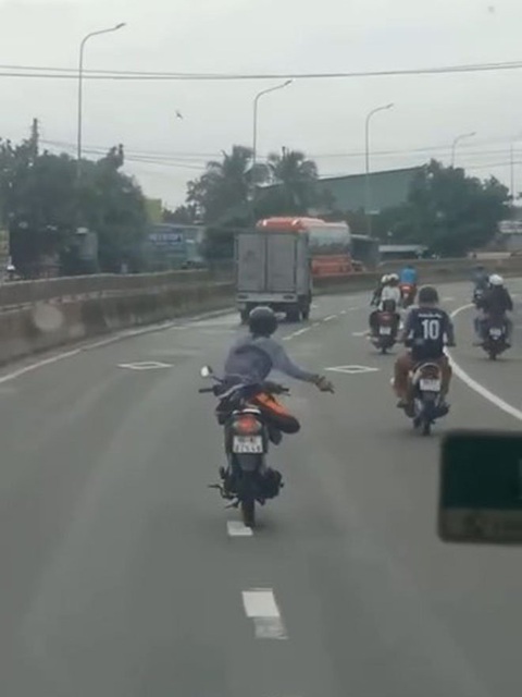 Truy xét được người đàn ông chạy xe lạng lách trên quốc lộ 1 ở Bình Thuận- Ảnh 1. Lê Ngọc Châu lái xe lạng lách trên quốc lộ 1 - Ảnh cắt từ clip