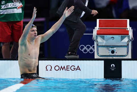 Leon Marchand ăn mừng chiến thắng ở nội dung 400m hỗn hợp cá nhân nam - Ảnh: REUTERS Olympic Paris 2024 ngày 28-7: Nhật Bản, Mỹ bứt lên- Ảnh 5.