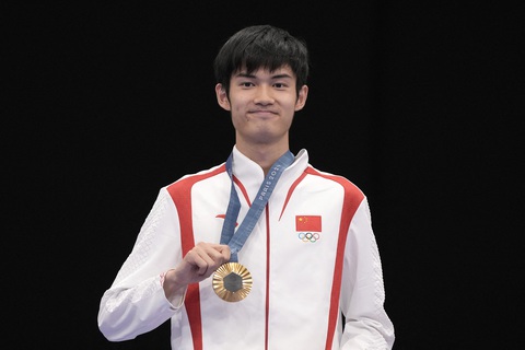 Xạ thủ Lihao Sheng giành tấm HCV nội dung 10m súng trường hơi - Ảnh: REUTERS Olympic Paris 2024 ngày 29-7: Mỹ trắng tay môn bơi lội- Ảnh 6.