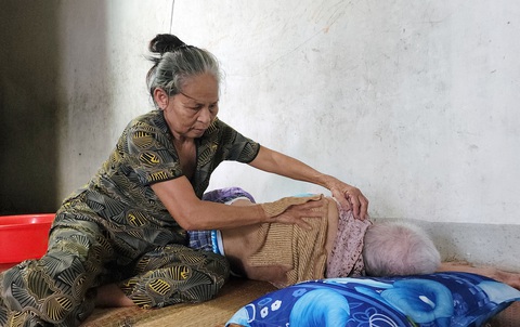 Mẹ chồng - nàng dâu thời nay - Kỳ 2: Người con dâu yêu thương chăm mẹ chồng 106 tuổi- Ảnh 1. Mẹ chồng - nàng dâu thời nay - Kỳ 2: Người con dâu yêu thương chăm mẹ chồng 106 tuổi- Ảnh 1.
