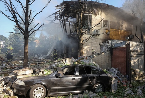 Hiện trường đổ nát sau trận không kích của quân đội Nga vào vùng Kharkov ngày 24-7 - Ảnh: REUTERS Ukraine nói Nga áp sát tuyến đường vận tải huyết mạch- Ảnh 1.