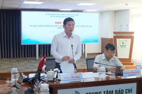 Sở Tài nguyên và Môi trường TP.HCM: Bảng giá đất mới không làm tăng giá thị trường- Ảnh 1. Giám đốc Sở Tài nguyên và Môi trường TP.HCM Nguyễn Toàn Thắng trả lời câu hỏi của phóng viên - Ảnh: TIẾN LONG