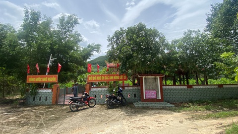 Nhà bia tưởng niệm 21 liệt sĩ ở Trại Tiệp được xây dựng từ nguồn vận động của bà Bích - Ảnh: B.D. Nữ cựu binh vận động xây đài tưởng niệm liệt sĩ- Ảnh 3.