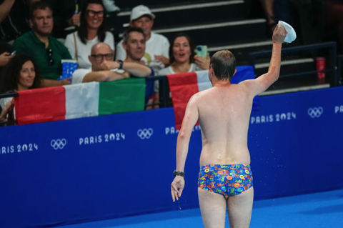 Nhân viên ở Olympic 2024 gây sốt vì chiếc quần bơi- Ảnh 2. Anh chàng không ngần ngại vẫy chiếc mũ bơi như một