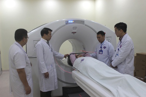 Cạn thuốc phóng xạ chẩn đoán ung thư, bệnh nhân lại gặp khó- Ảnh 4. Bệnh nhân chụp PET/CT tại Bệnh viện K - Ảnh: BVCC