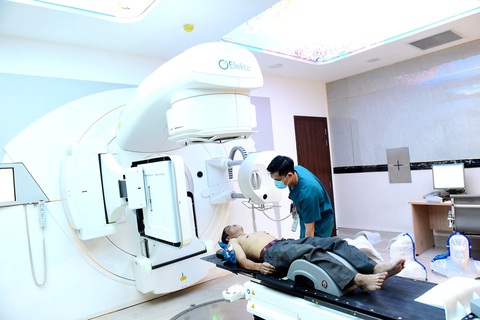 Cạn thuốc phóng xạ chẩn đoán ung thư, bệnh nhân lại gặp khó- Ảnh 2. Bệnh nhân điều trị ung thư tại Bệnh viện Ung Bướu TP.HCM - Ảnh: DUYÊN PHAN