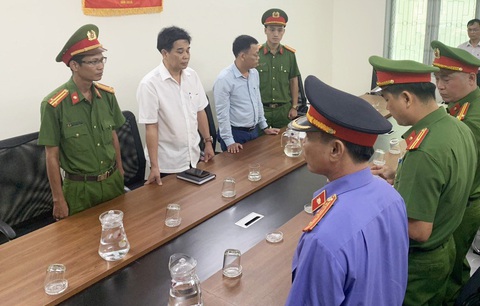 Bắt một phó chi cục trưởng Chi cục Quản lý đất đai- Ảnh 1. Cơ quan điều tra đọc quyết định khởi tố, lệnh bắt tạm giam ông Phước - phó chi cục trưởng Chi cục Quản lý đất đai (áo trắng) cùng ông Sang - chuyên viên chi cục - Ảnh: TRANG PHƯƠNG