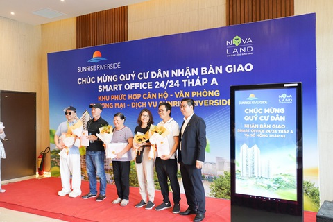 Cư dân, nhà đầu tư Sunrise Riverside dồn dập đón tin nhận nhà và sổ hồng- Ảnh 5. Niềm vui cư dân trong ngày nhận sổ hồng tại Sunrise Riverside