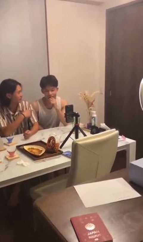 Chị gái có chồng vẫn đem bạn trai về nhà sống cùng- Ảnh 2. Chồng của Seira (bên phải) và bạn trai của cô ấy livestream TikTok cùng nhau.