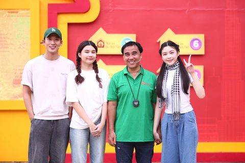Quyền Linh và hai con gái Lọ Lem, Hạt Dẻ quay Mái ấm gia đình Việt cùng diễn viên Tuấn Trần - Ảnh: NVCC Quyền Linh: 'Việc gì tôi cũng biết, chỉ việc nhà là không biết'- Ảnh 3.