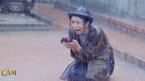Và nhân vật Ba Tầm - người cô trong gia đình Tấm Cám của NSƯT Ngọc Hiệp sẽ dần được tiết lộ vai trò trong dự án. Và nhân vật Ba Tầm - người cô trong gia đình Tấm Cám - của NSƯT Ngọc Hiệp sẽ dần được tiết lộ vai trò trong dự án.