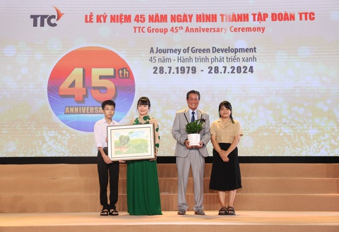 Tập đoàn TTC: 45 năm ‘Hành trình phát triển xanh’- Ảnh 3. Hai món quà lưu niệm được 2 em trong số hàng chục nghìn em học sinh đã từng nhận học bổng “TTC - Nâng bước thành công” dành tặng đến hai nhà sáng lập tập đoàn với sự biết ơn sâu sắc
