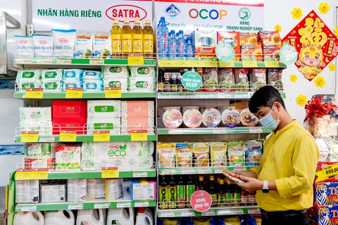 TP.HCM có thêm trung tâm mua sắm Centre Mall Võ Văn Kiệt- Ảnh 2. Thị trường đang chứng kiến sự tăng lên của nhu cầu trải nghiệm sản phẩm trong quá trình mua sắm. Ảnh chụp tại Cửa hàng thực phẩm tiện lợi Satra (Satrafoods) - Ảnh: Satra