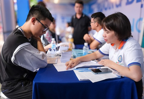Gần hết hạn đăng ký xét tuyển, những sai lầm thí sinh cần tránh- Ảnh 1. Thí sinh được đại diện tuyển sinh của các trường tư vấn trực tiếp tại Ngày tư vấn xét tuyển 2024 do báo Tuổi Trẻ tổ chức - Ảnh: HÀ QUÂN