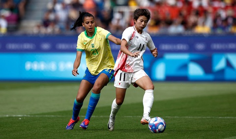 Tuyển nữ Nhật Bản thắng ngược Brazil trong 4 phút bù giờ- Ảnh 1. Mina Tanaka (phải) sút hỏng phạt đền trước Brazil - Ảnh: REUTERS