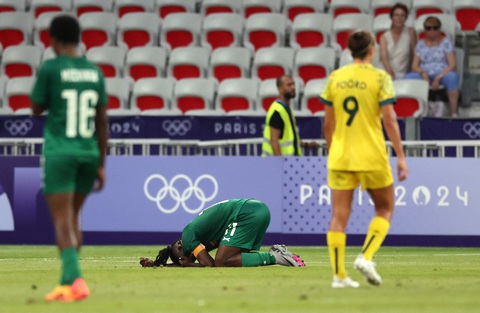 Tuyển nữ Úc và Zambia tạo ra trận đấu điên rồ tại Olympic với 11 bàn thắng- Ảnh 3. Một số cầu thủ Zambia đổ gục xuống sân sau khi nhận thất bại - Ảnh: REUTERS