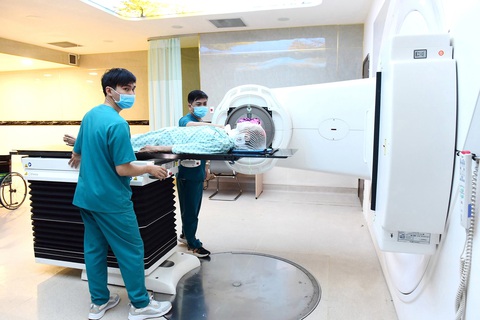 Cạn thuốc phóng xạ chẩn đoán ung thư, bệnh nhân lại gặp khó- Ảnh 1. Bệnh nhân điều trị ung thư tại Bệnh viện Ung Bướu TP.HCM - Ảnh: DUYÊN PHAN