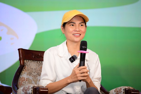 Ẩm thực Việt - Hàn nhiều nét tương đồng, phở là khác biệt- Ảnh 5. Dù vướng lịch trình cá nhân, nhưng YouTuber Nga Sumo vẫn cố gắng sắp xếp để đồng hành cùng chương trình trong suốt thời gian dài từ cuộc họp báo đến lễ hội ở Hàn Quốc - Ảnh: QUANG ĐỊNH