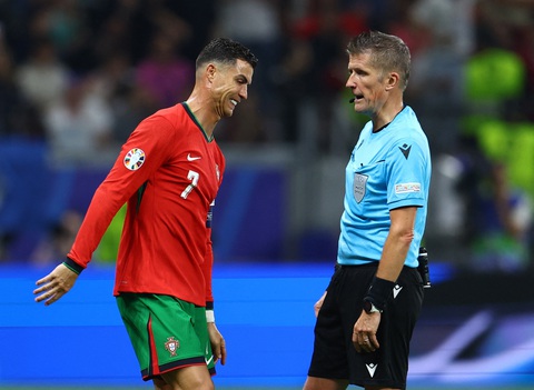 Trọng tài nhận thù lao 140 triệu đồng cho mỗi trận ở Euro 2024- Ảnh 1. Trọng tài Daniele Orsato (phải) cùng các đồng nghiệp sẽ nhận được khoản thù lao hậu hĩnh ở Euro 2024 - Ảnh: Reuters
