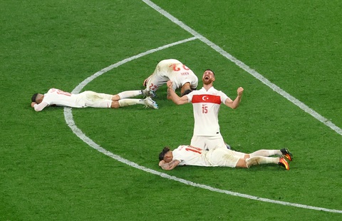 Thổ Nhĩ Kỳ vào tứ kết Euro 2024 sau chiến thắng nghẹt thở trước Áo- Ảnh 1. Niềm vui chiến thắng của tuyển Thổ Nhĩ Kỳ - Ảnh: REUTERS