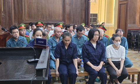 Cựu cán bộ thuế quận Tân Bình liên quan gì đường dây mua bán hóa đơn khống 4.000 tỉ đồng?- Ảnh 1. Các bị cáo trong đường dây mua bán hóa đơn giá trị gia tăng khống hơn 4.000 tỉ đồng - Ảnh: ĐAN THUẦN