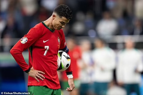 Nhịp tim Ronaldo ở mức thấp nhất trước cú đá luân lưu với Slovenia- Ảnh 3. Cristiano Ronaldo bình thản đến kỳ lạ trước cú đá luân lưu