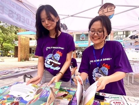 Gen Z Được đứng quầy bán sách là trải nghiệm đáng nhớ của khá nhiều học sinh gen Z cùng tham gia tổ chức hội chợ sách này - Ảnh: HÀ THANH