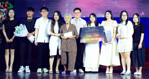 Phim tài liệu qua lăng kính sinh viên báo chí- Ảnh 1. Nhóm làm phim Nội Mai cùng nhân vật chính trong phim nhận giải nhất liên hoan phim tài liệu sinh viên lần đầu tiên - Ảnh: NGUYÊN HOÀI