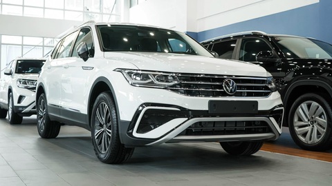 Volkswagen Tiguan Platinum ra mắt: Tăng trang bị, giảm giá bán so với bản tiêu chuẩn- Ảnh 10. Volkswagen Tiguan thường xuyên ở trong tình trạng giảm giá sâu tại các đại lý. Dù giá bán khá cao, theo Volkswagen Việt Nam, Tiguan cũng đã bán được hơn 3.000 chiếc tại thị trường Việt Nam kể từ khi ra mắt - Ảnh: Đại lý Volkswagen