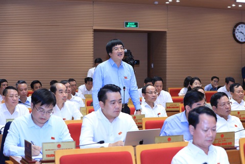 'Có chỉ số nào đánh giá cán bộ làm việc bằng trái tim hay không?'- Ảnh 2. Ông Phạm Đình Đoàn - tổ đại biểu huyện Mê Linh - đặt câu hỏi chất vấn - Ảnh: HĐND TP Hà Nội